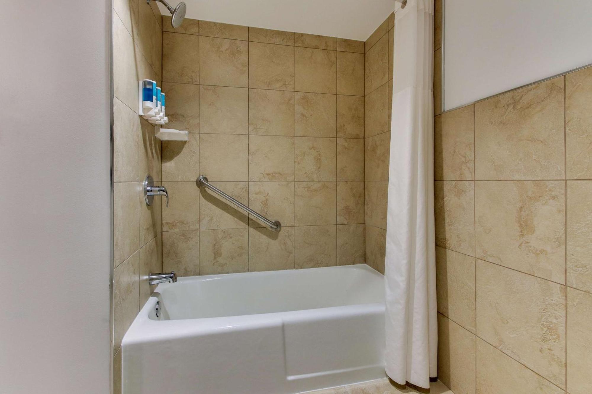 Drury Inn & Suites Поплар Блъф Екстериор снимка